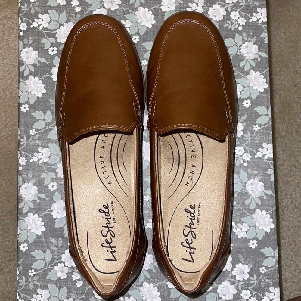 Life Stride Nina Flats in Walnut (7.0) New in Box